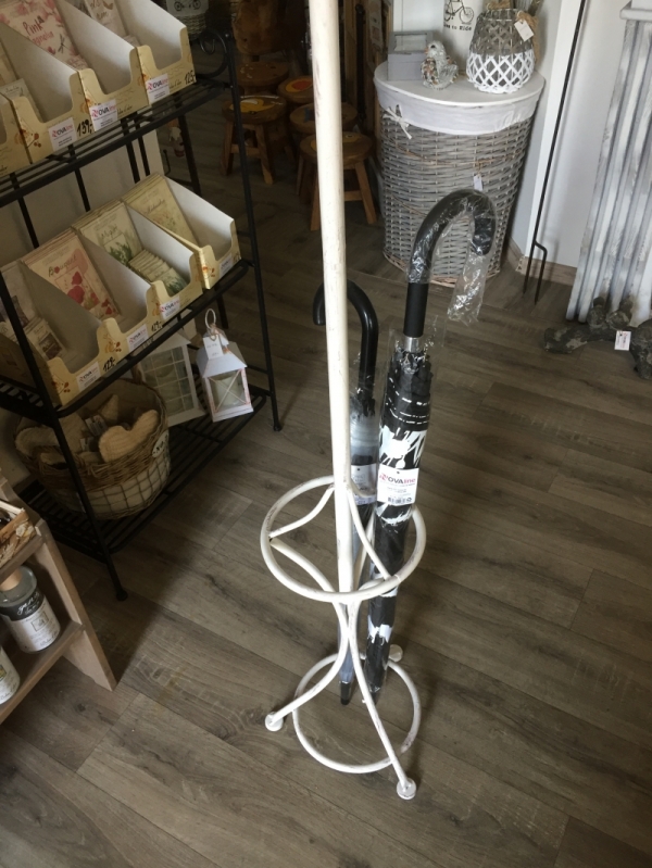 Stojanový věšák kovový béžové barvy