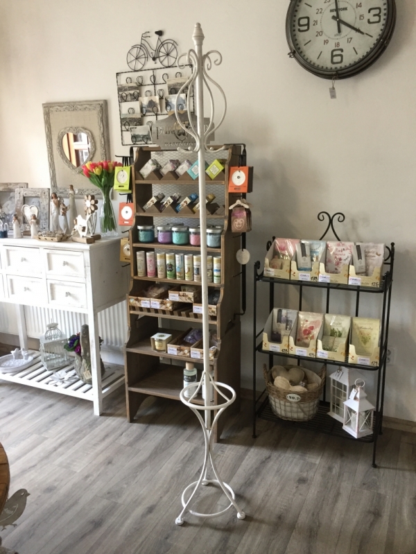 Stojanový věšák kovový béžové barvy