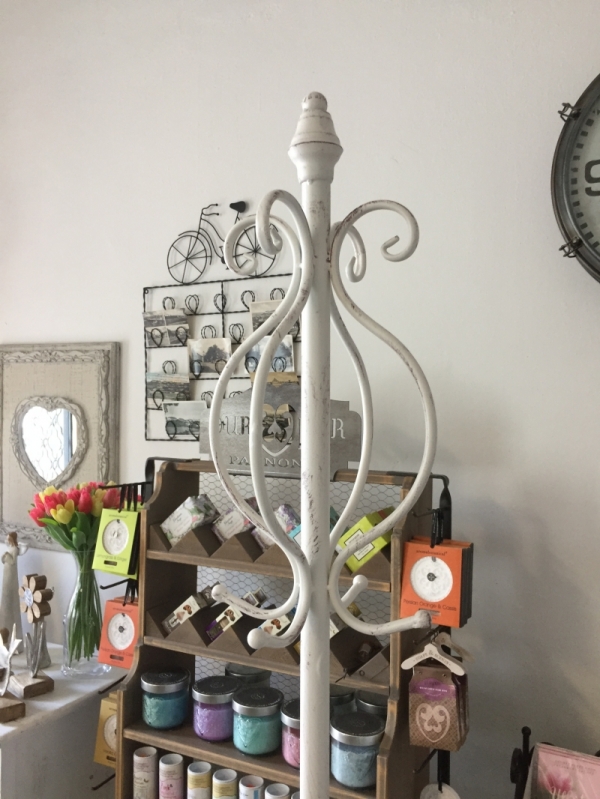 Stojanový věšák kovový béžové barvy