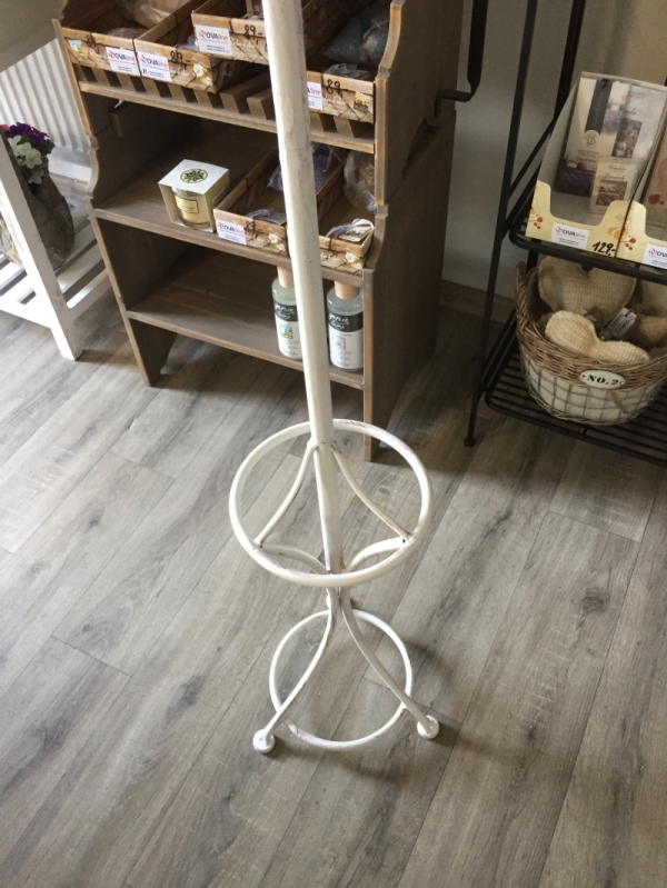 Stojanový věšák kovový béžové barvy