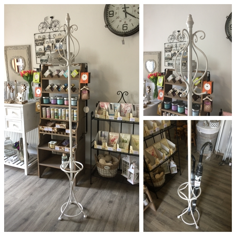 Stojanový věšák kovový béžové barvy