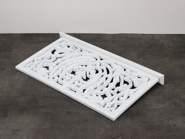 Stolní dekorace vyřezávaná s patinou 68x36x6cm