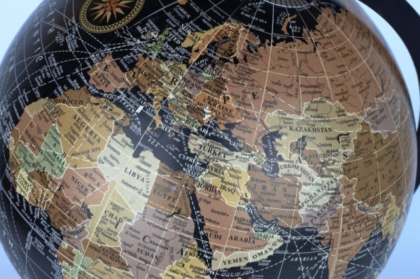 Stolní globus na dřevěném podstavci černý 35cm