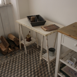 Stůl na květiny oprýskaný vzhled 80 × 42 × 70 cm