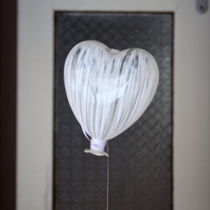 Svatební dekorace závěsný balónek srdce 13x12cm