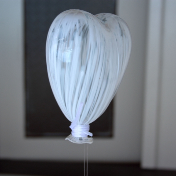 Svatební dekorace závěsný balónek srdce 13x12cm