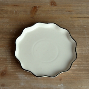 Talíř s ozdobným okrajem bílý