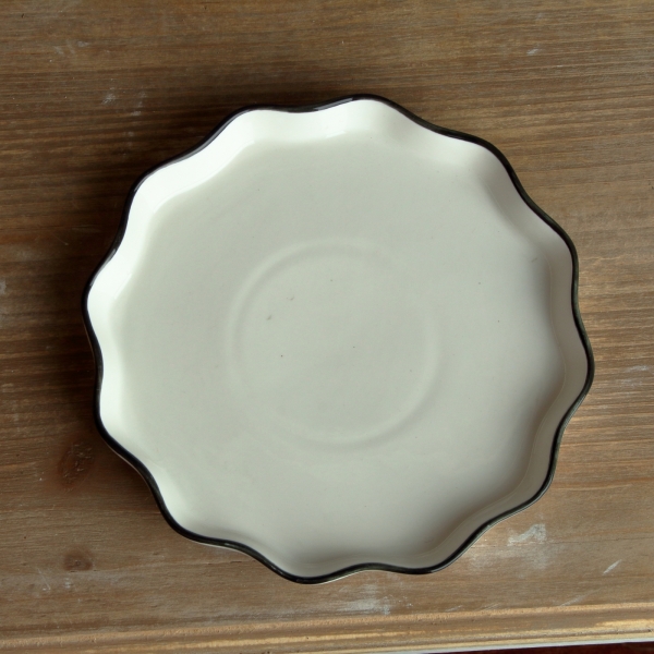 Talíř s ozdobným okrajem bílý