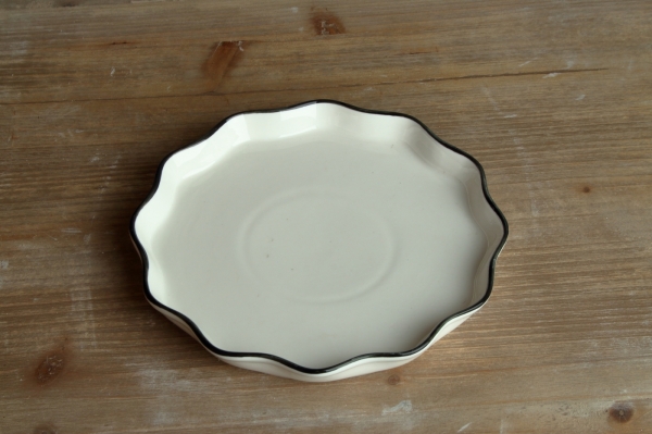 Talíř s ozdobným okrajem bílý