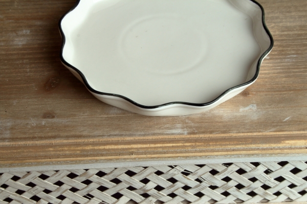 Talíř s ozdobným okrajem bílý