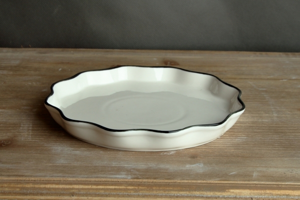 Talíř s ozdobným okrajem bílý