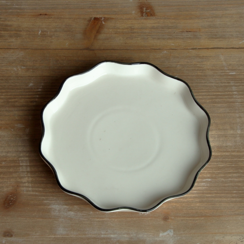 Talíř s ozdobným okrajem bílý