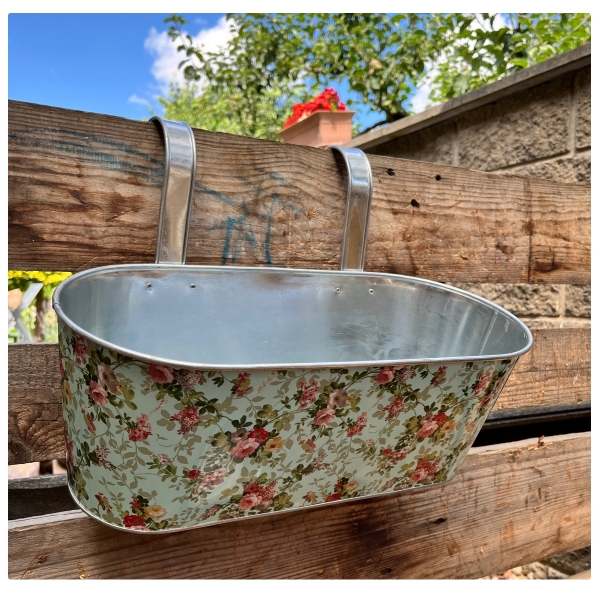 Truhlík na balkón s háky, design Růže