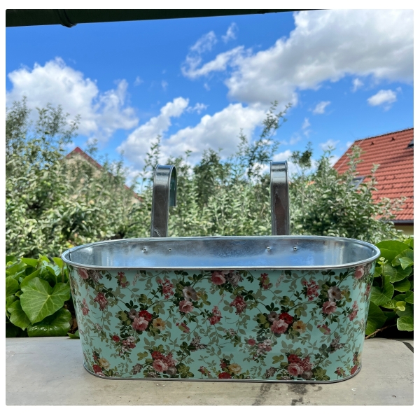 Truhlík na balkón s háky, design Růže