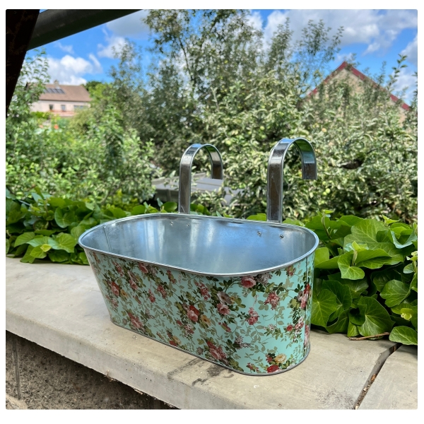 Truhlík na balkón s háky, design Růže