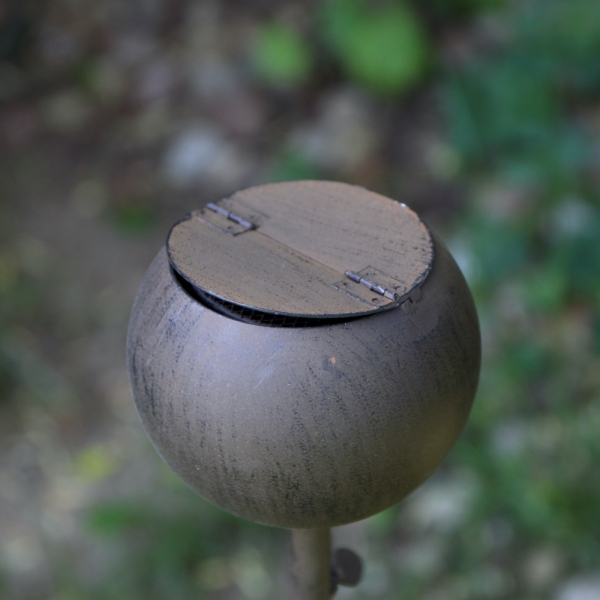 Uzavíratelný popelník 81cm