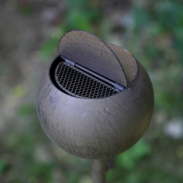 Uzavíratelný popelník 81cm