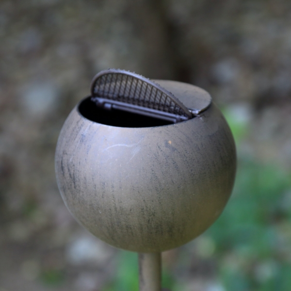 Uzavíratelný popelník 81cm