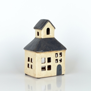 Vánoční dekorace domeček se zvoničkou a tmavou střechou