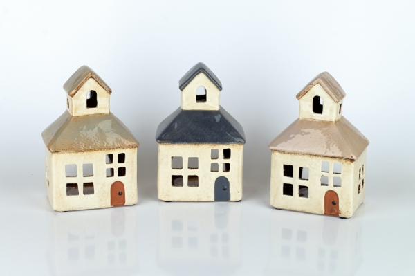 Vánoční dekorace domeček se zvoničkou a tmavou střechou