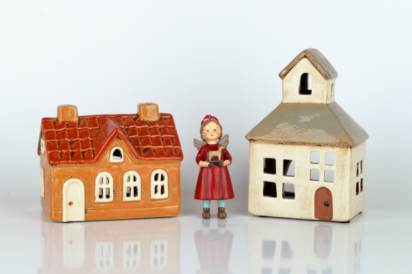 Vánoční dekorace domeček se zvoničkou a tmavou střechou