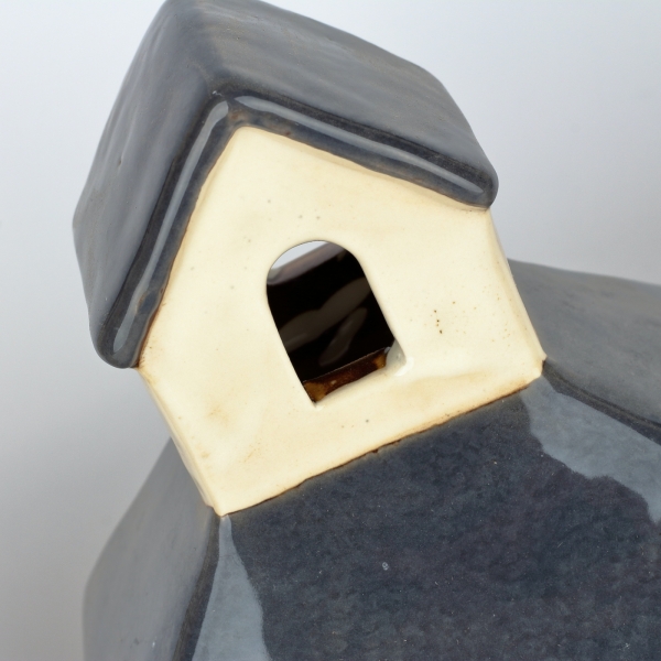 Vánoční dekorace domeček se zvoničkou a tmavou střechou