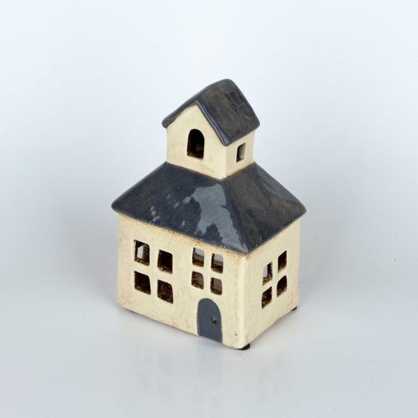 Vánoční dekorace domeček se zvoničkou a tmavou střechou