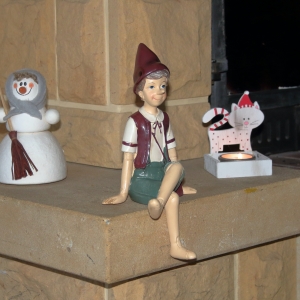 Vánoční dekorace Pinocchio na lavičce 13x24x10cm