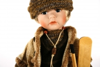 Vánoční dekorace - porcelánová panenka chlapec s lyžemi 43cm