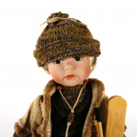 Vánoční dekorace - porcelánová panenka chlapec s lyžemi 43cm