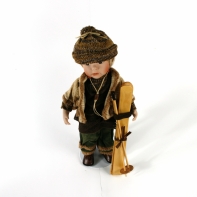 Vánoční dekorace - porcelánová panenka chlapec s lyžemi 43cm