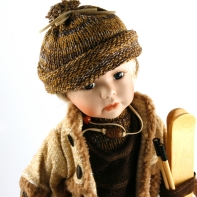 Vánoční dekorace - porcelánová panenka chlapec s lyžemi 43cm