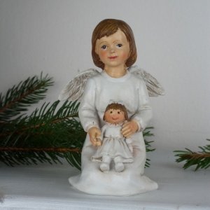 Vánoční dekorace soška sedící holčička s panenkou 12cm