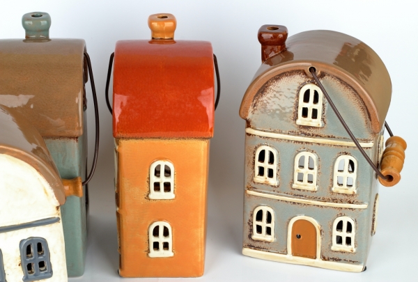 Vánoční domeček 11 oken oblouková střecha, hnědá okna