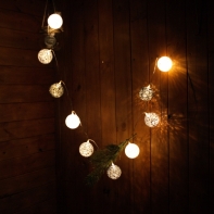 Vánoční osvětlení - řetěz šedé/bílé kuličky 180cm