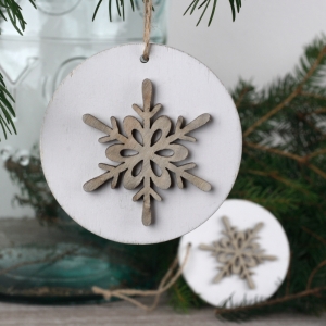 Vánoční ozdoba dřevěná vločka 7cm