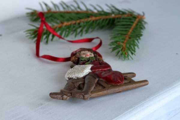 Vánoční ozdoba hločička na saních 9x9cm