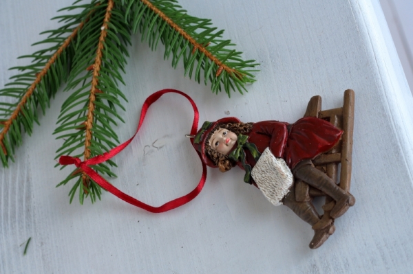 Vánoční ozdoba hločička na saních 9x9cm