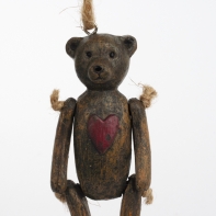 Vánoční ozdoba medvídek se srdcem 10,5cm