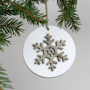 Vánoční ozdoby závěsná dřevěná vločka 7cm