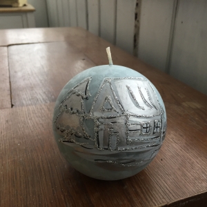 Vánoční svíčka zasněžená vesnice koule 10cm