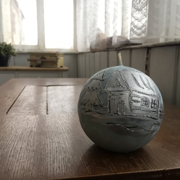 Vánoční svíčka zasněžená vesnice koule 10cm