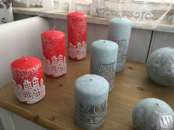 Vánoční svíčka zasněžená vesnice koule 10cm