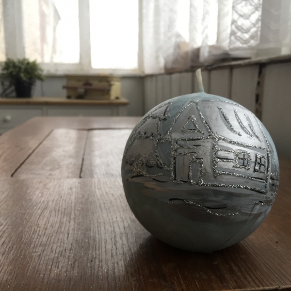Vánoční svíčka zasněžená vesnice koule 10cm