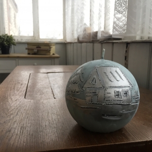 Vánoční svíčka zasněžená vesnice koule 12cm