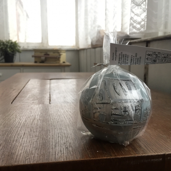 Vánoční svíčka zasněžená vesnice koule 8cm