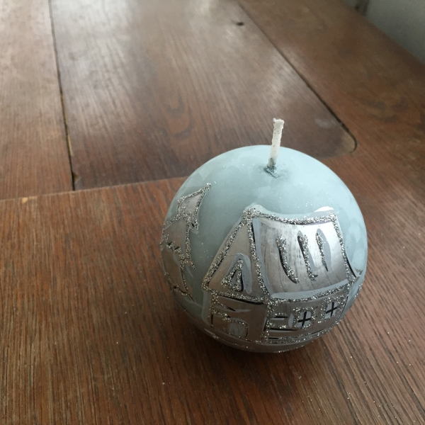 Vánoční svíčka zasněžená vesnice koule 8cm