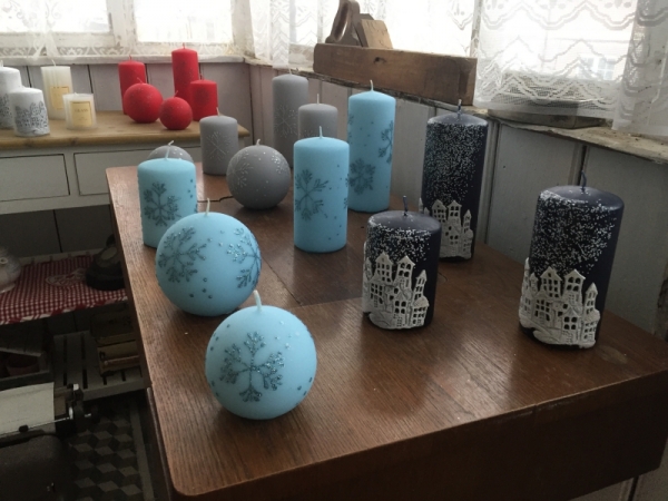 Vánoční svíčka zasněžená vesnice koule 8cm