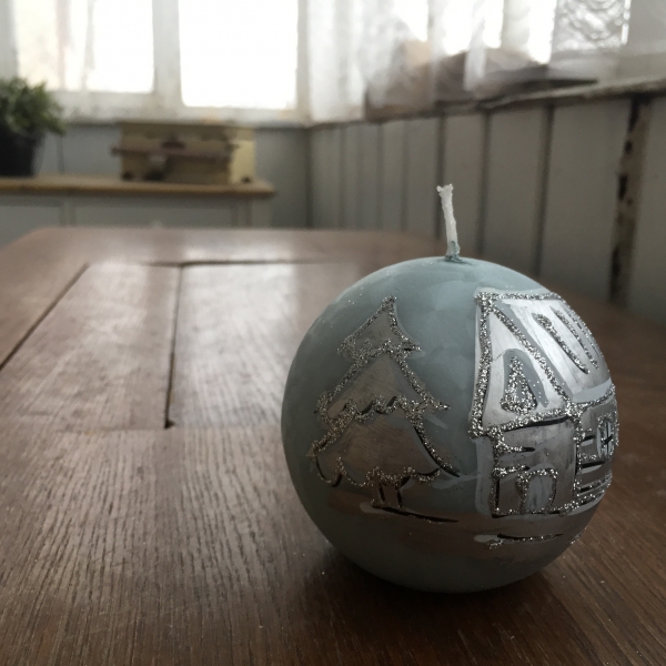 Vánoční svíčka zasněžená vesnice koule 8cm