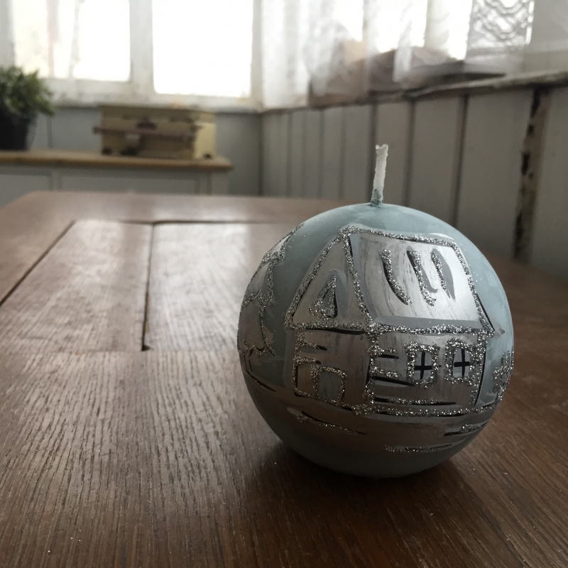 Vánoční svíčka zasněžená vesnice koule 8cm